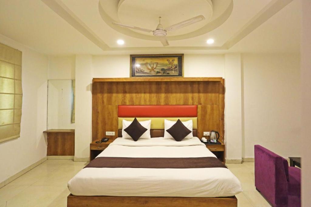Hotel Urban Luxury Нью-Дели Экстерьер фото