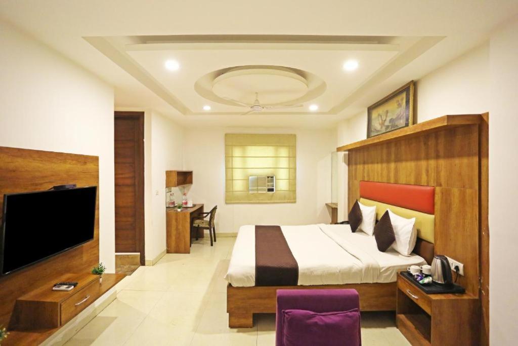 Hotel Urban Luxury Нью-Дели Экстерьер фото