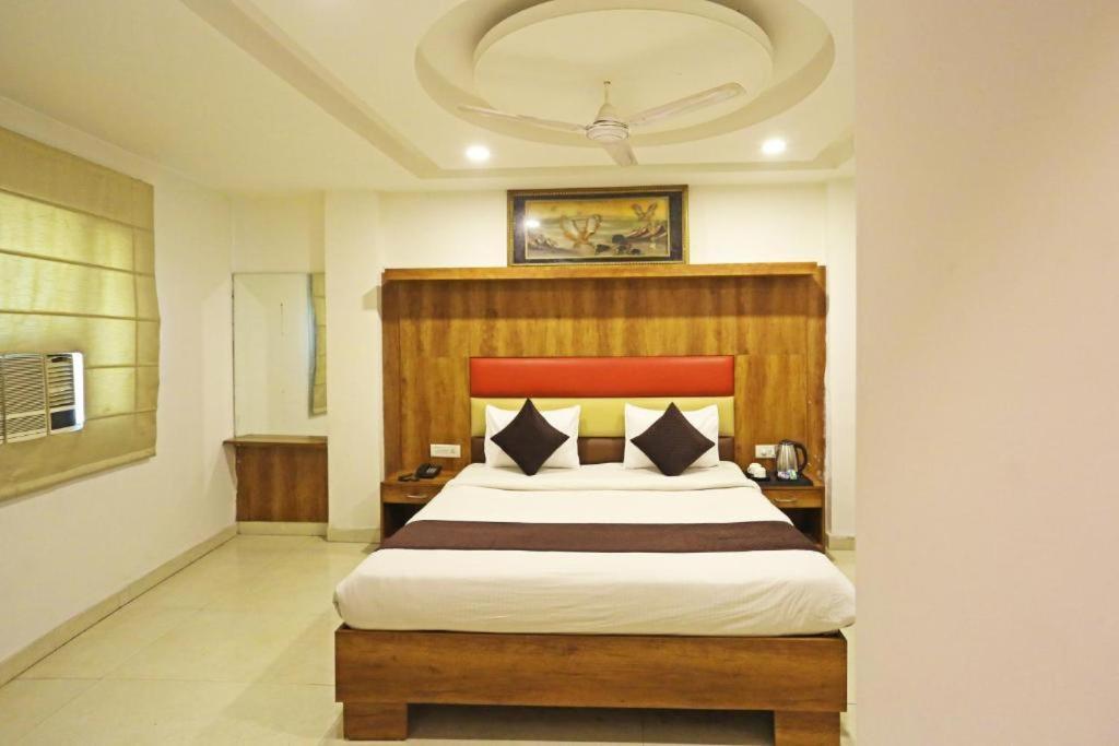Hotel Urban Luxury Нью-Дели Экстерьер фото