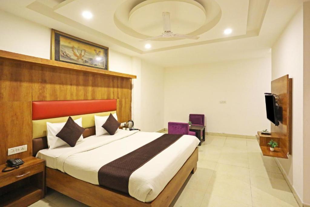 Hotel Urban Luxury Нью-Дели Экстерьер фото